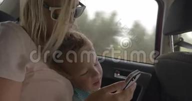 母亲和儿童在<strong>汽车</strong>上用手机聊天